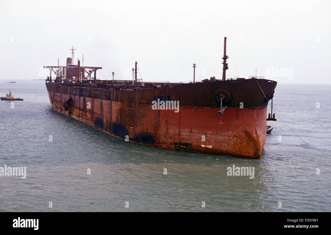 Seawise Giant, Happy Giant being towed into Singapore for repairs Stock Photo