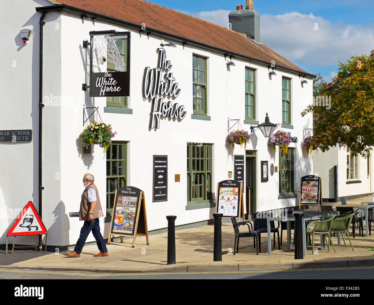 Wetherspoons pub - the White Horse - in Brigg, North Lincolnshire, England UK Stock Photo