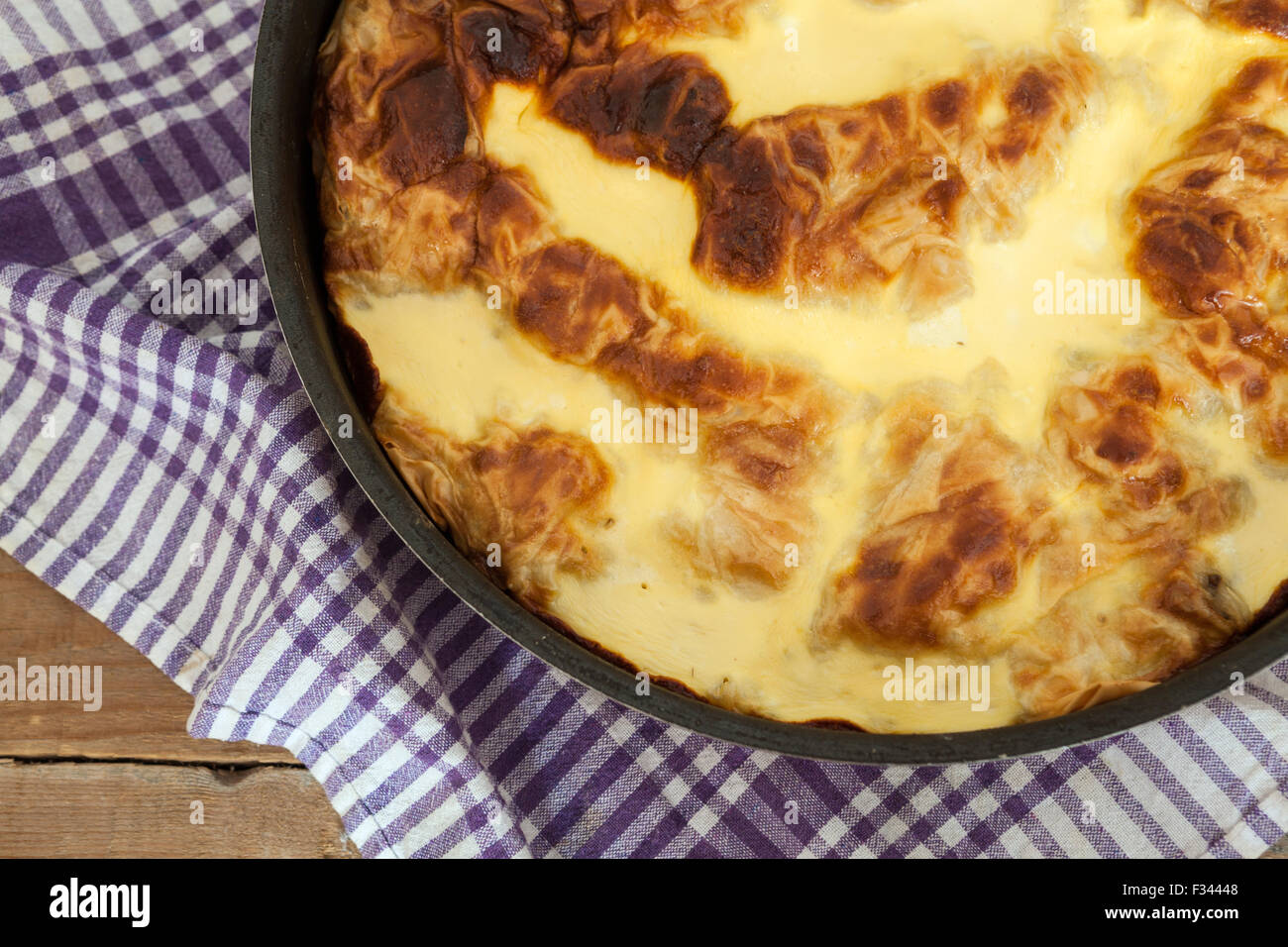 Chicken mushroom pie hi-res stock photography and images - Alamy
