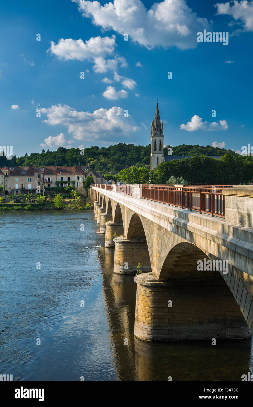 the bridge over the Dordogne River at Lalinde, Pays de Bergerac, Périgord, Dordogne, Aquitaine, France Stock Photo