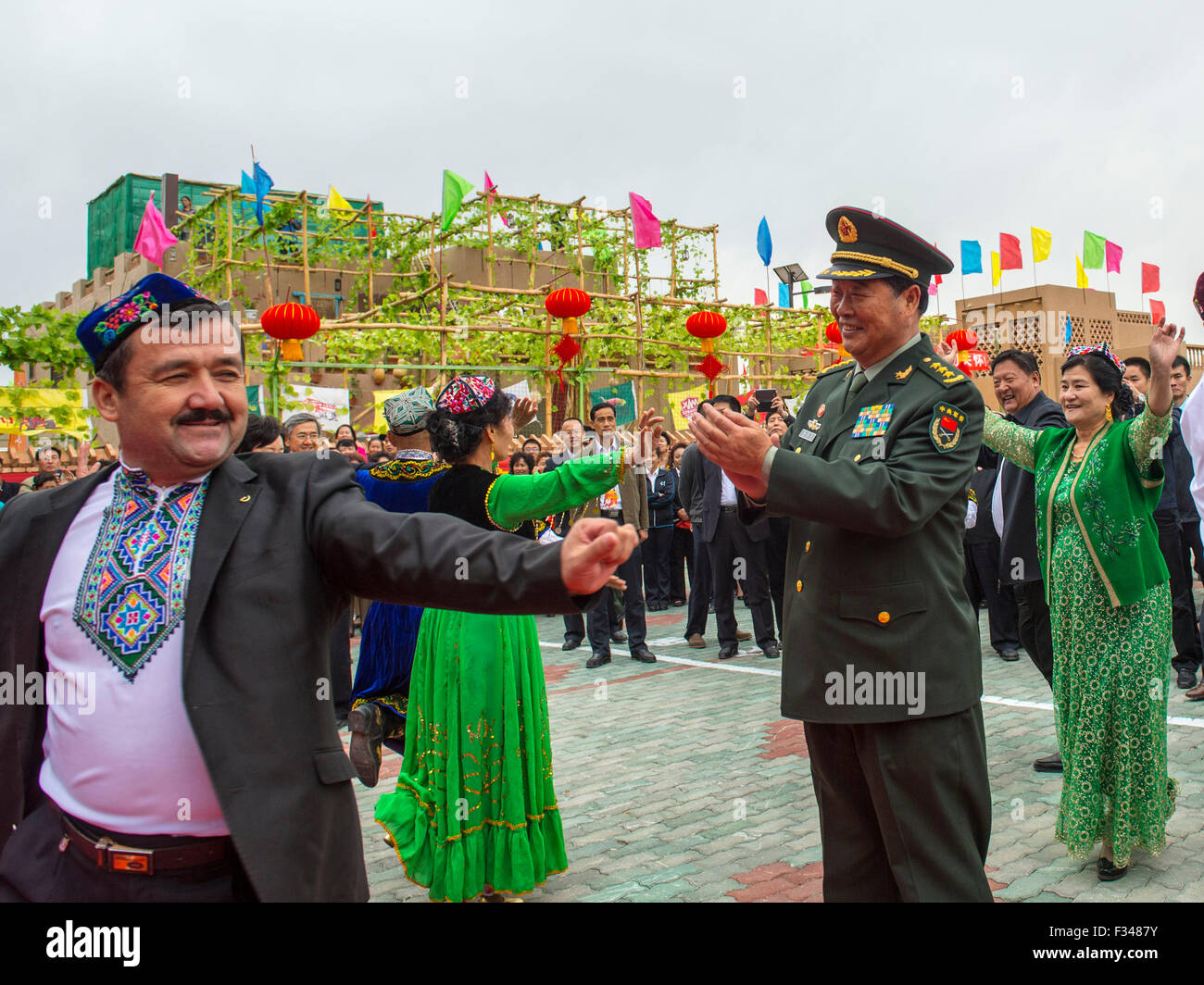 Turpan, China's Xinjiang Uygur Autonomous Region. 29th Sep, 2015. Zhao Keshi (R, front), head of PLA's General Logistics Department, visits local residents in Gaochang District of Turpan, northwest China's Xinjiang Uygur Autonomous Region, Sept. 29, 2015. © Jiang Wenyao/Xinhua/Alamy Live News Stock Photo