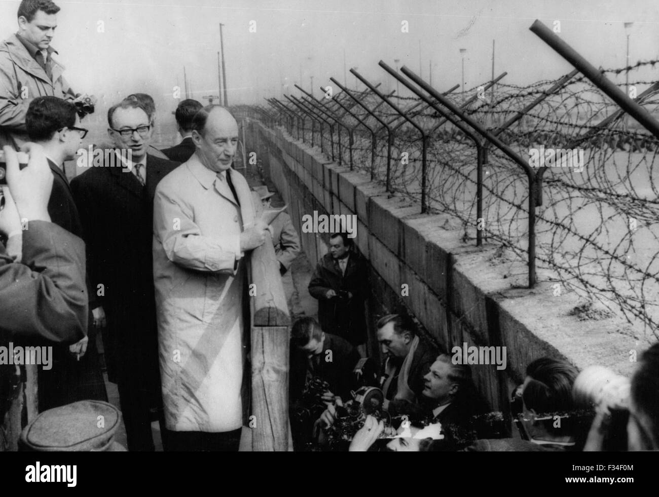 Dec. 26, 1976 - Adlai Stevenson In Berlin: Mr. Adlai Stevenson, the Chief U.S. delegate to the United Nations is on a visit to West Berlin. Photo Shows Mr. Adlai Stevenson looks over the Berlin Wall in the Potsdam Place today. © Keystone Pictures USA/ZUMAPRESS.com/Alamy Live News Stock Photo