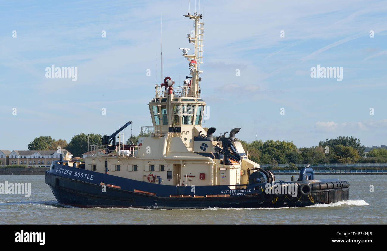 Svitzer Bootle tug heading up the Thames Stock Photo