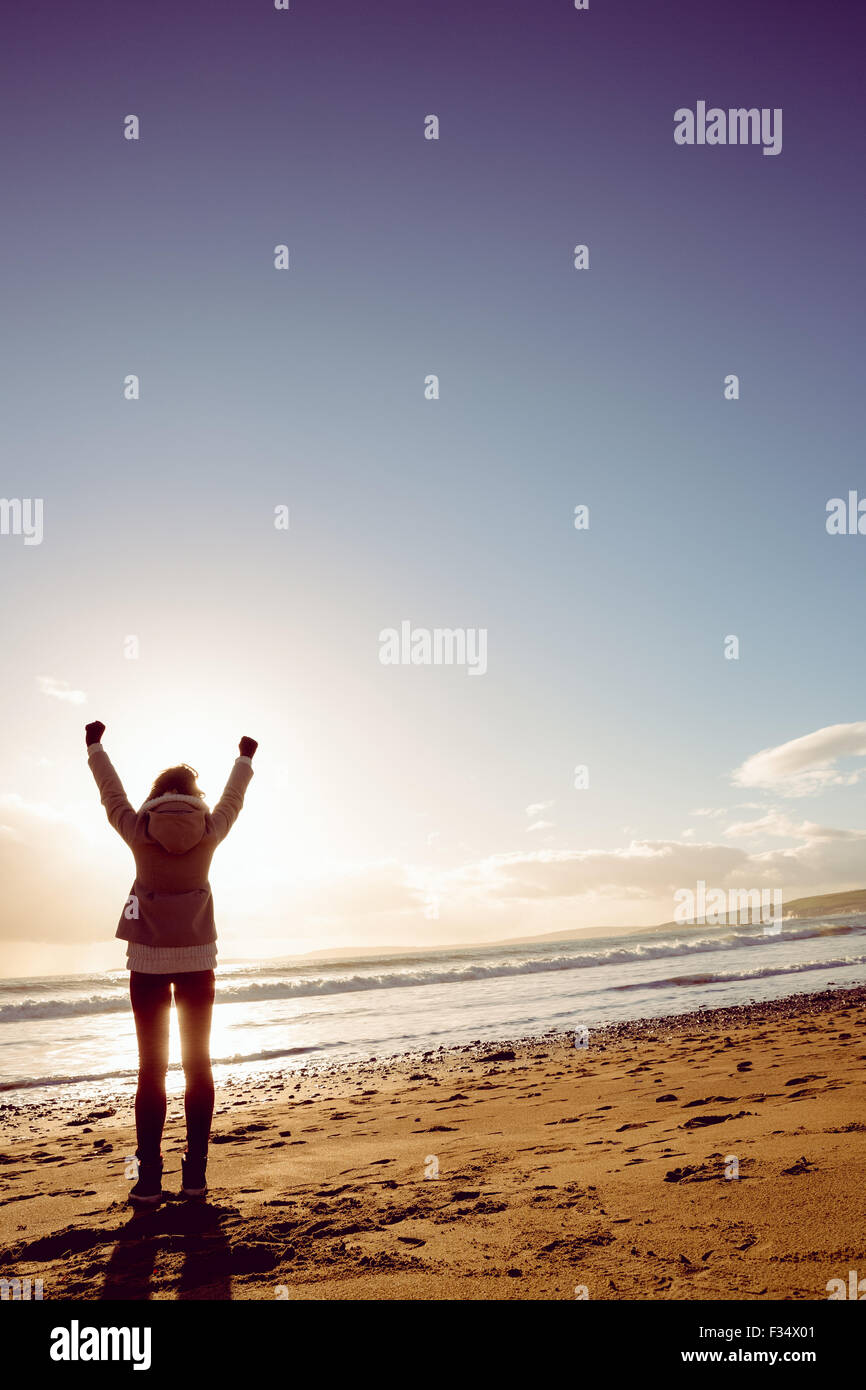 Солнце счастье радость. Happy man looking up. Детская фотосессия на крыше. Человек радуется солнцу. Look up the sun.
