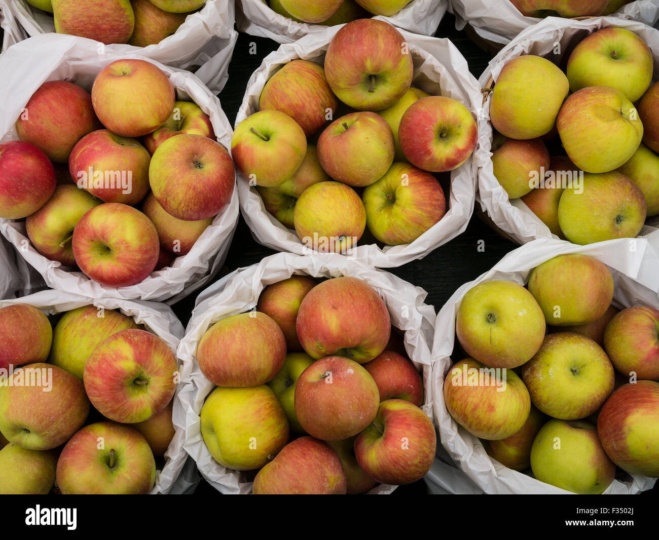 Bushel of apples on display in farmers market Stock Photo - Alamy