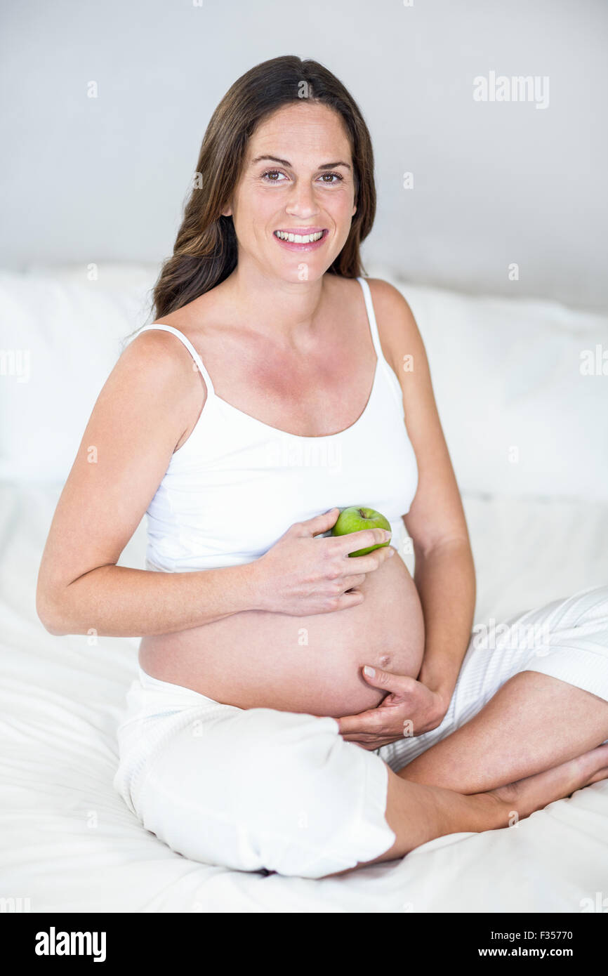 Portrait of pregnant woman with Granny Smith apple Stock Photo Alamy