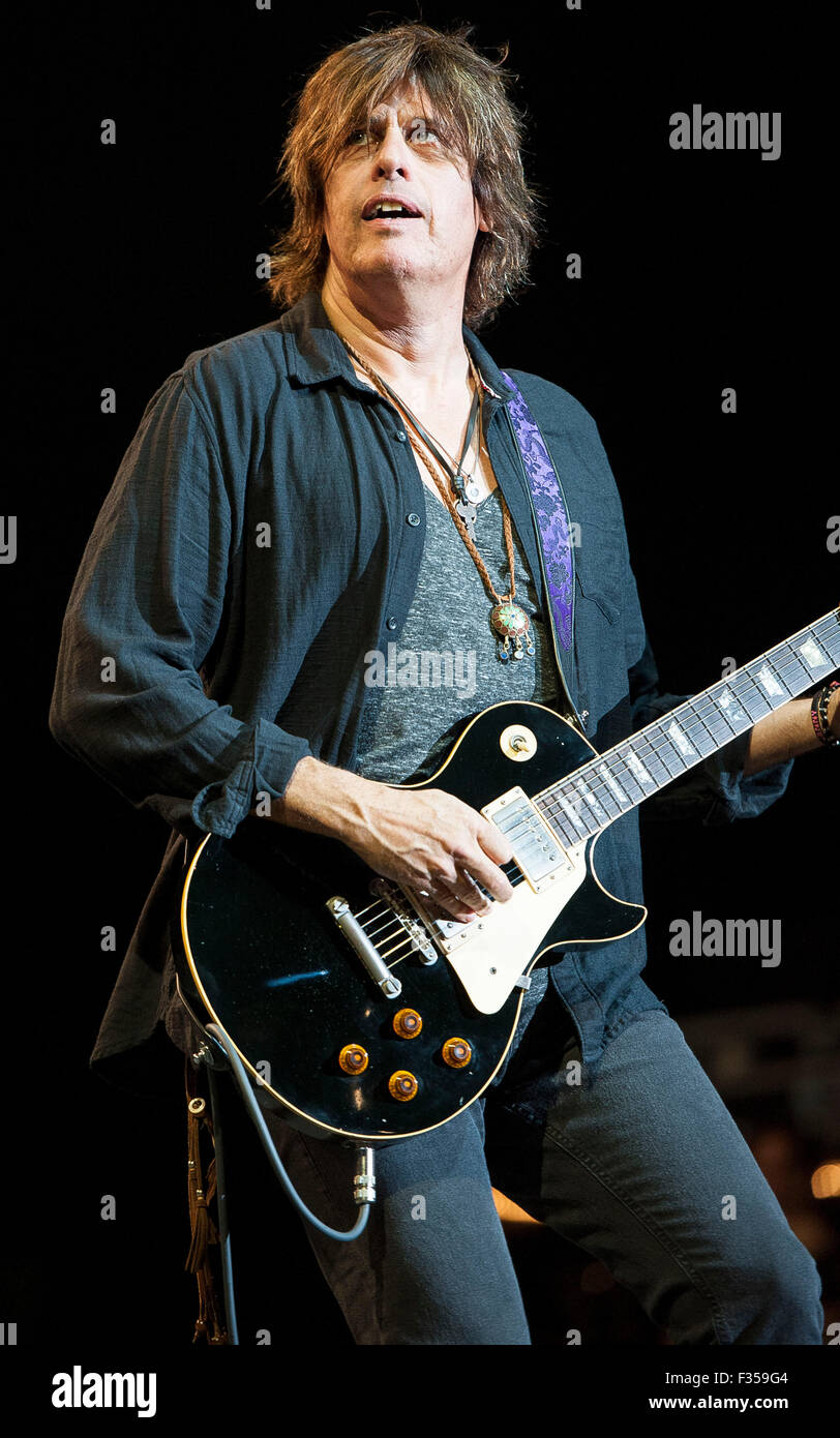 Sep 13, 2015 - Raleigh, North Carolina; USA - Guitarist DEAN DELEO of Stock Photo: 88013076 - Alamy