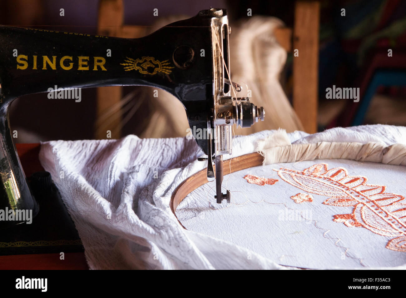 File:Singer sewing machine with a thread on top.jpg - Wikimedia Commons