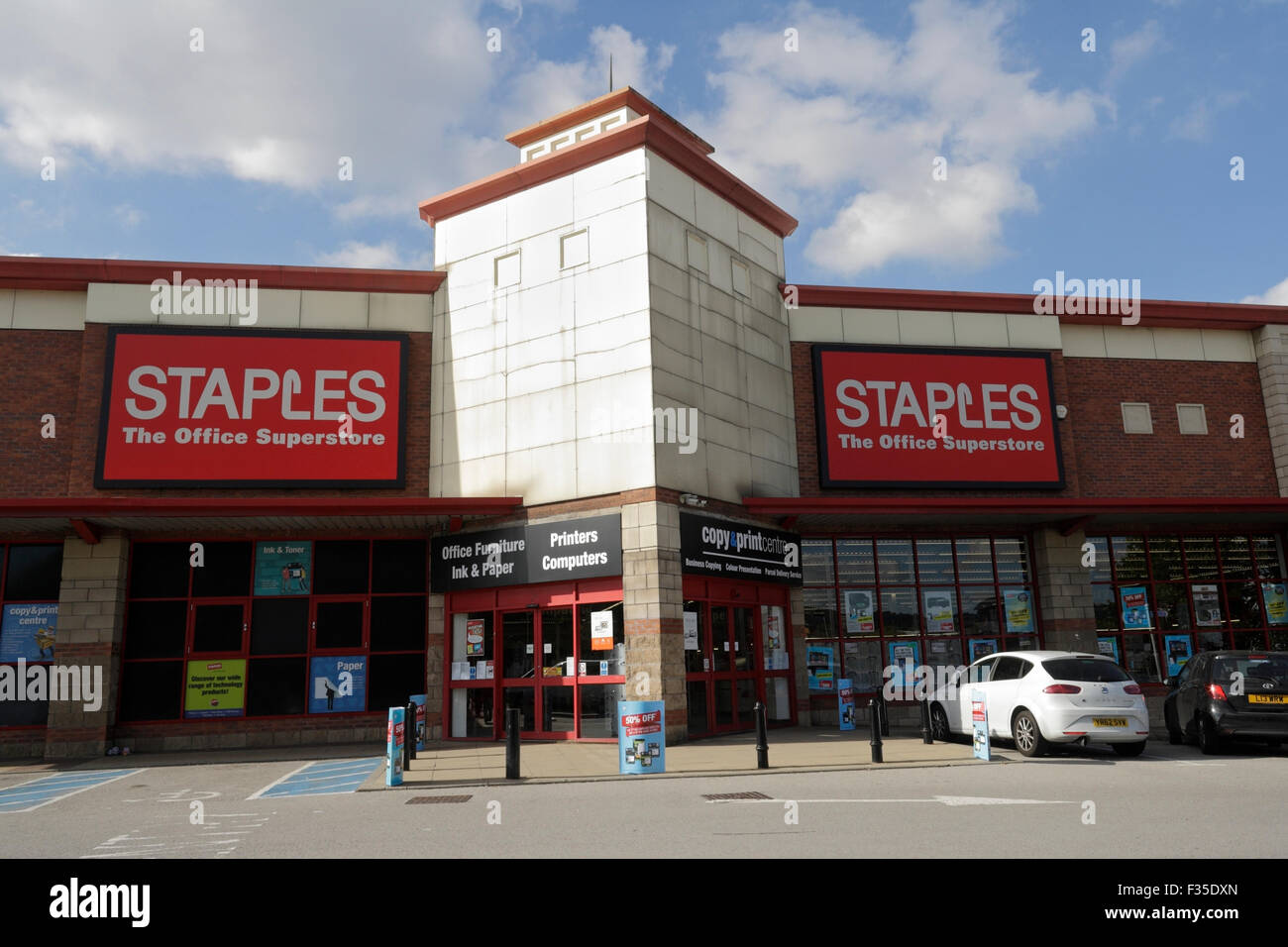 Staples office superstore in Sheffield Stock Photo