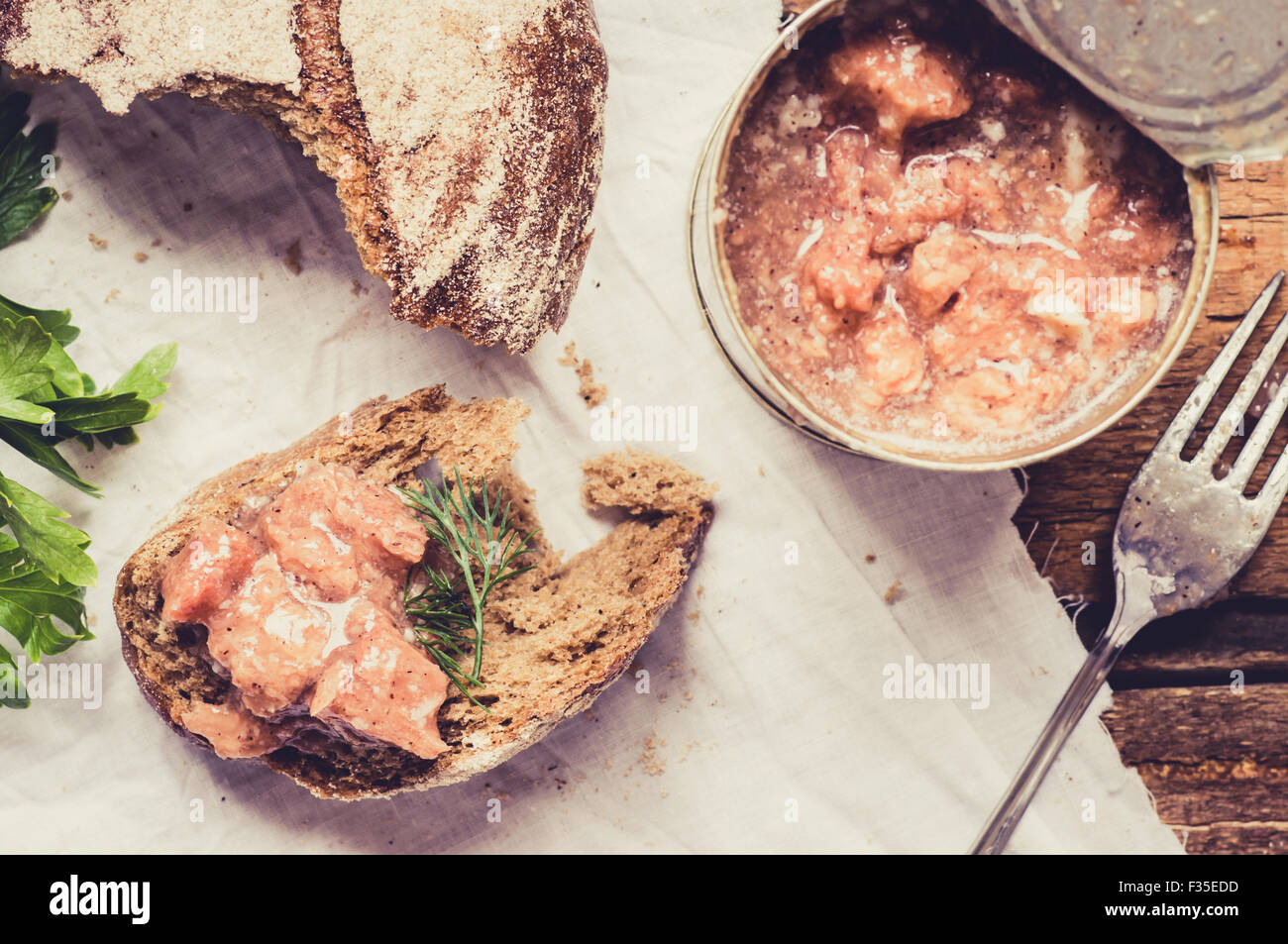 Canned beef stew in rustic style sandwich Stock Photo Alamy