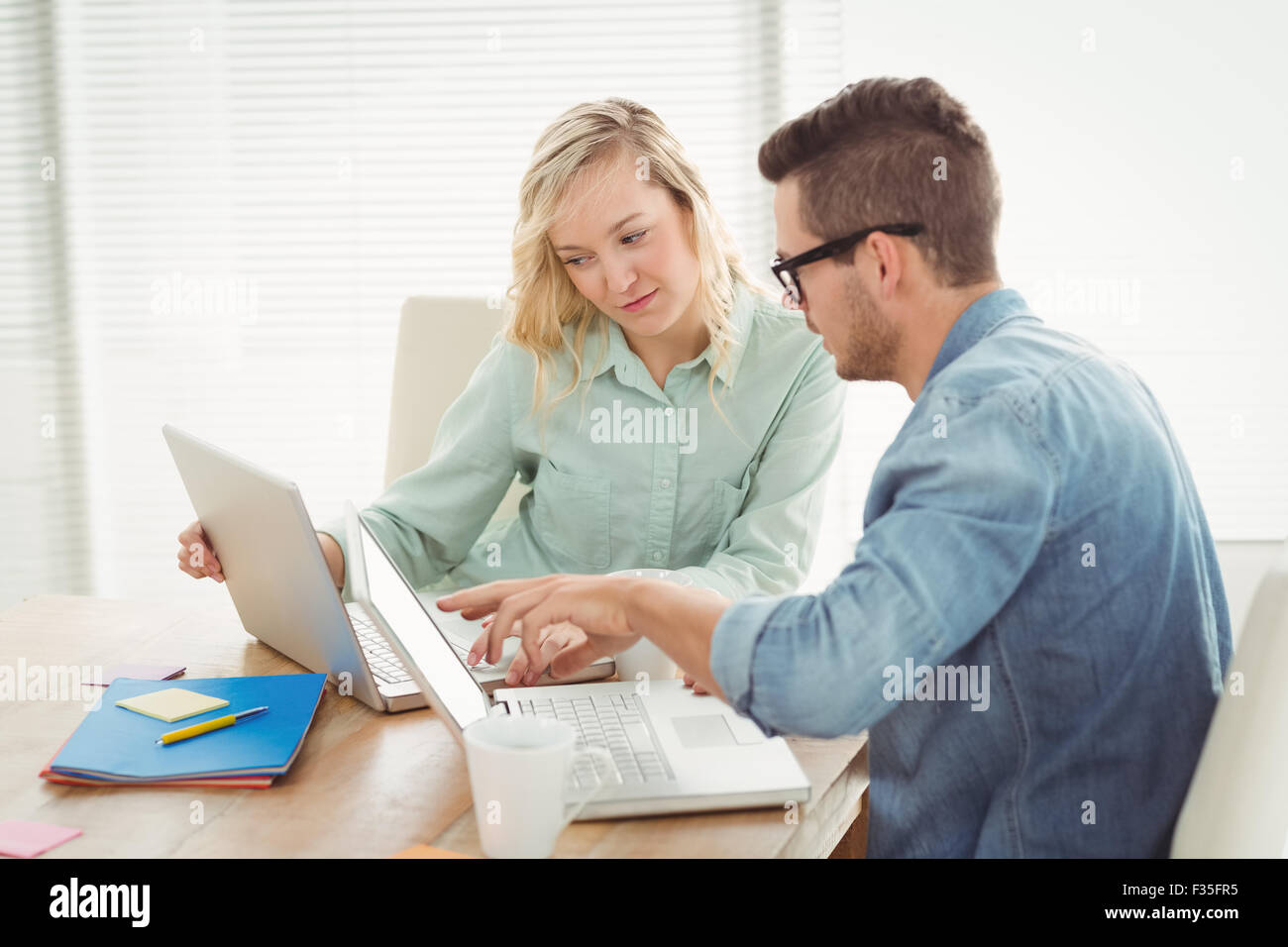 Man woman teamwork laptop hi-res stock photography and images - Alamy