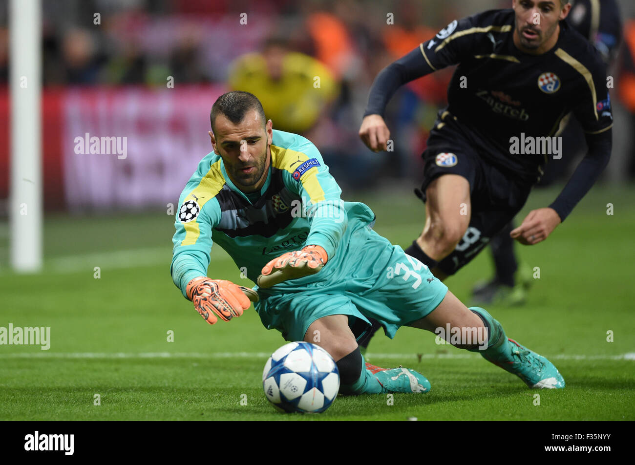 Munich, Germany. 29th Sep, 2015. Zagreb's goalkeeper Eduardo  in action during the Champions League Group F match Bayern Munich vs Dinamo Zagreb in Munich, Germany, 29 September 2015. Credit:  dpa picture alliance/Alamy Live News Stock Photo