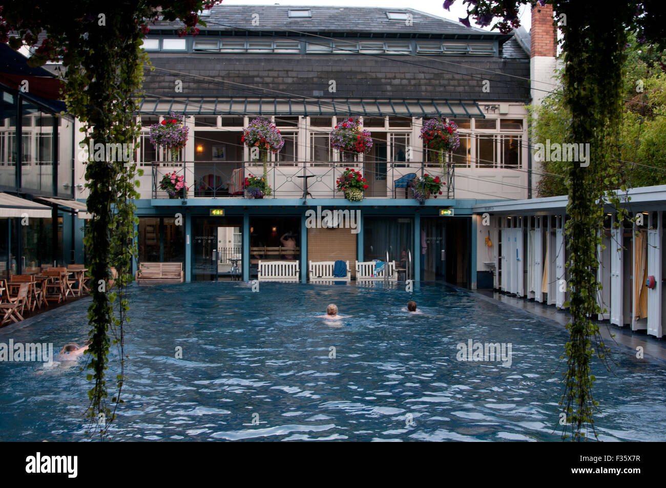 Lido pool hires stock photography and images Alamy