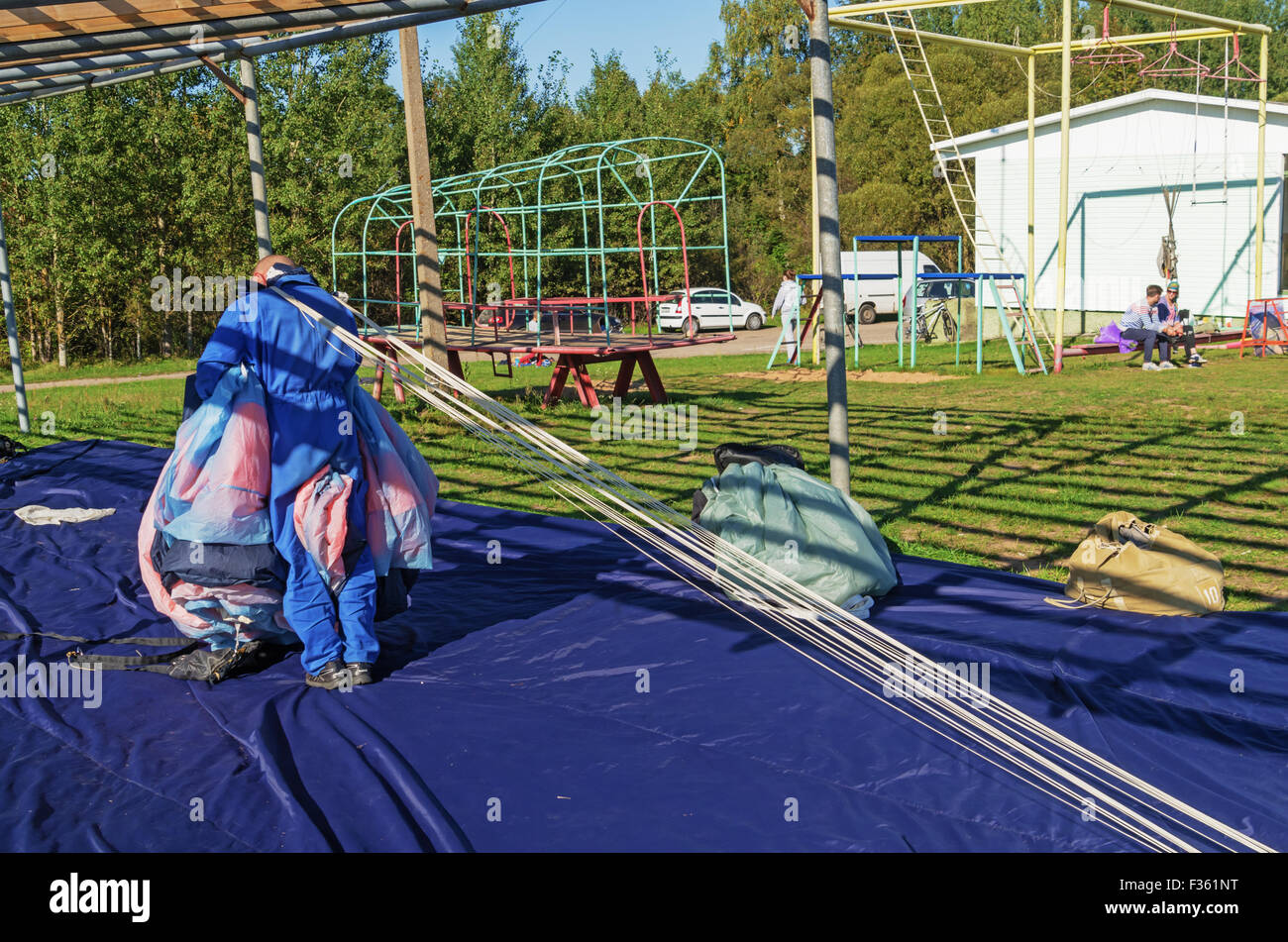 Parachutists 2014. Packing of parachutes Stock Photo Alamy