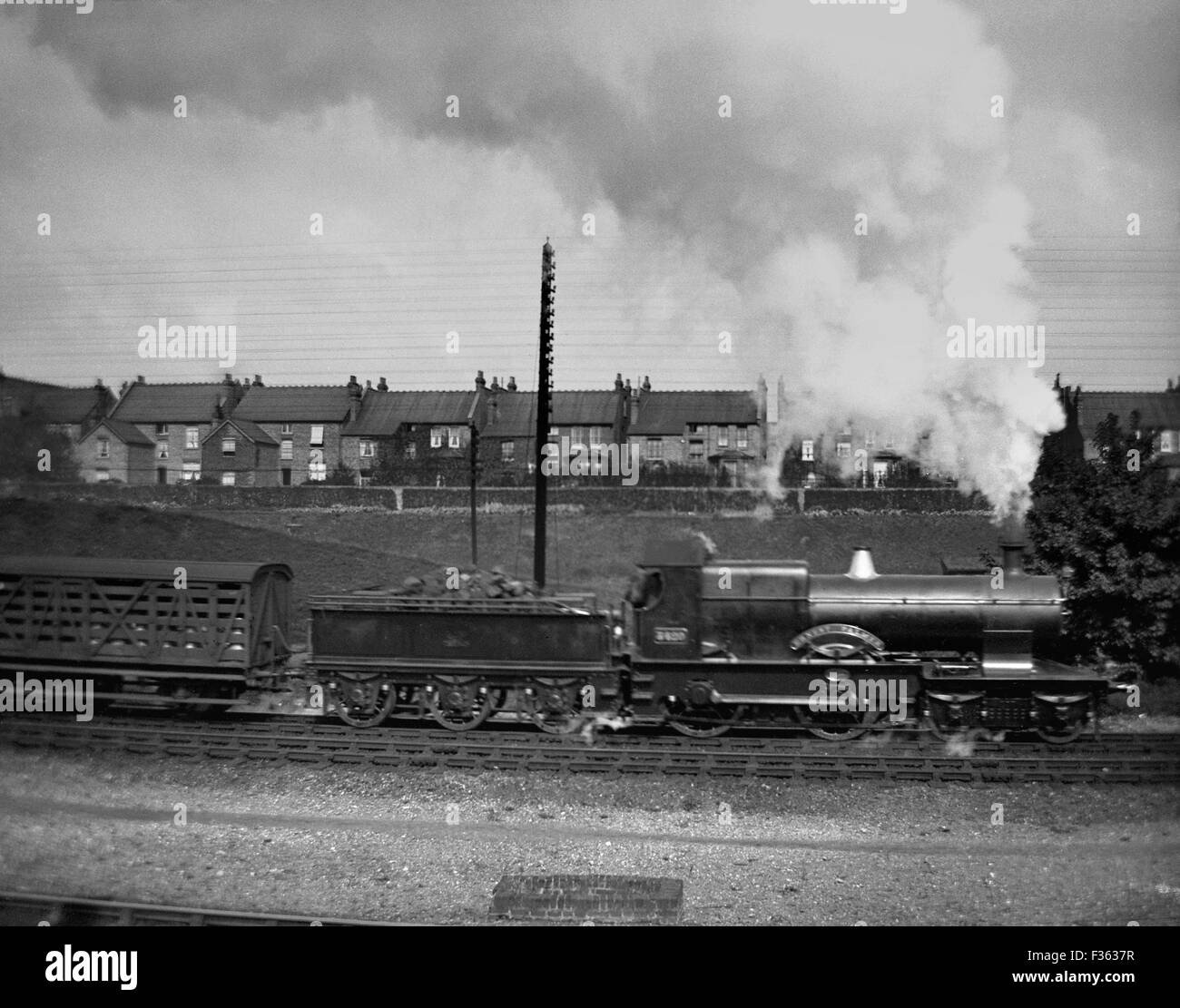 AJAXNETPHOTO - 1911 - 12 APPROX - SUBURBAN PUFFER - THE HENRY PALMER STEAM ENGINE HAULING A GOODS TRAIN PASSING LONDON'S EXPANDING SUBURBIA IN THE EARLY 1900S. PHOTO:AJAX VINTAGE PICTURE LIBRARY REF:()TRA TRAIN 1900S 80201 21 Stock Photo