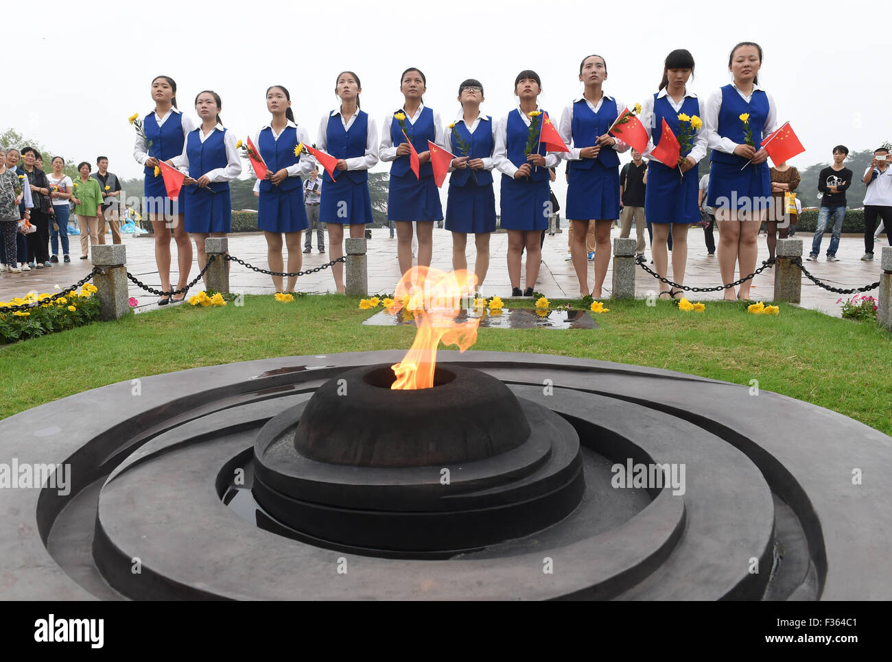 Nanjing, China's Jiangsu Province. 30th Sep, 2015. Students attend a ceremony to honor and remember deceased national heroes on the country's second Martyrs' Day in Yuhuatai cemetery of martyrs in Nanjing, east China's Jiangsu Province, Sept. 30, 2015. Credit:  Sun Can/Xinhua/Alamy Live News Stock Photo