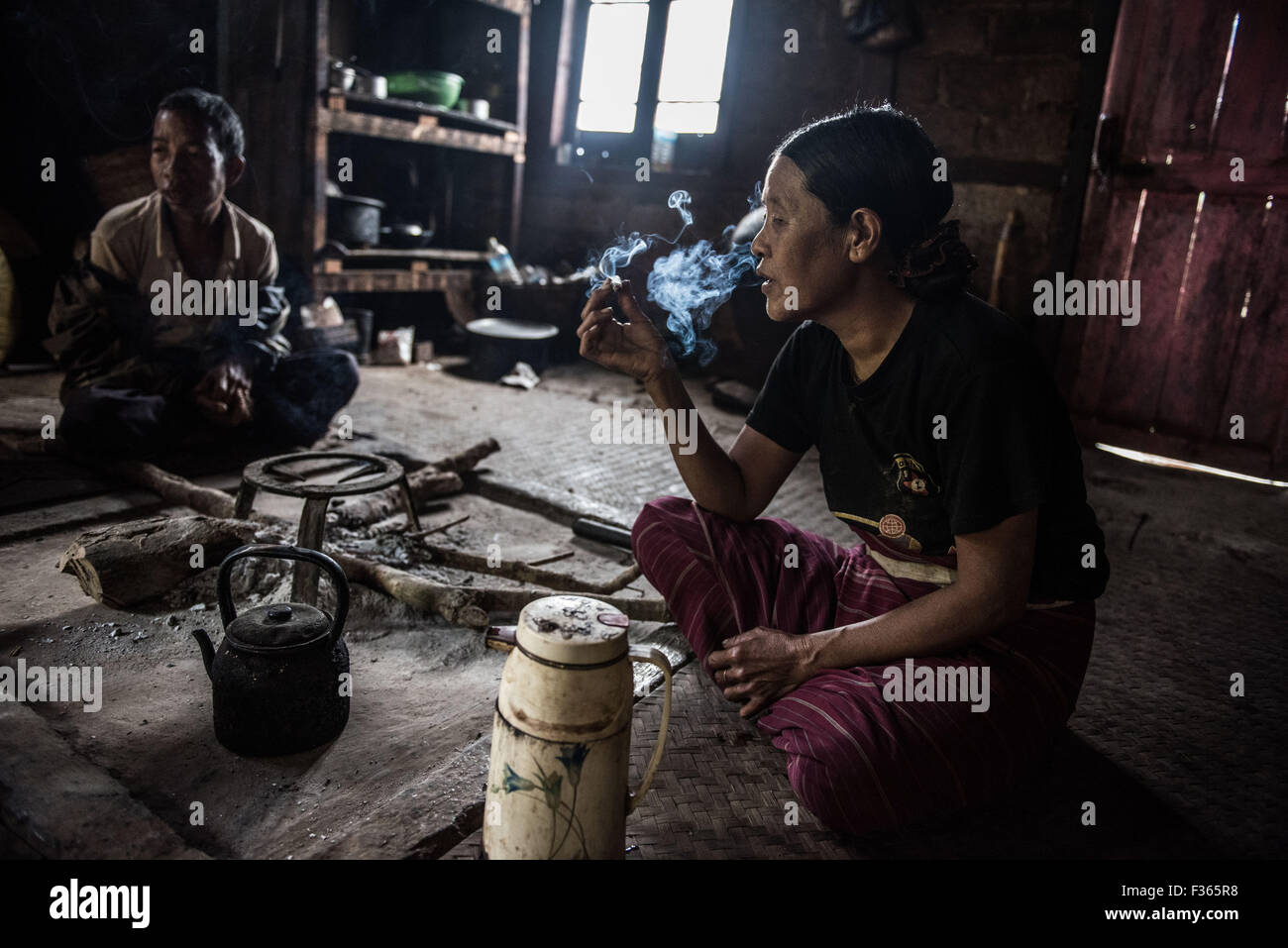 Ethnic Palaung woman smoking a cheroot near Kalaw in Shan State, Myanmar Stock Photo