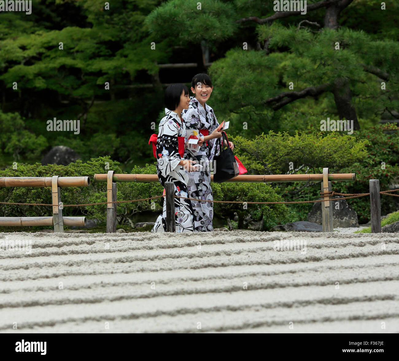 Two japanese women kimonos hi-res stock photography and images - Alamy