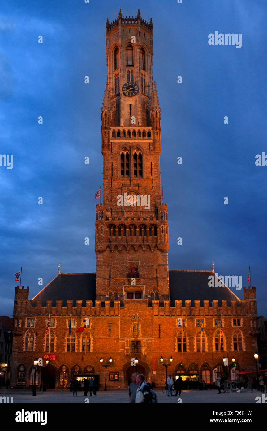 BRUGES : The Belfry and the Cloth Hall by night. The Market square is dominated by the cloth hall and the 83 meter high Belfry t Stock Photo