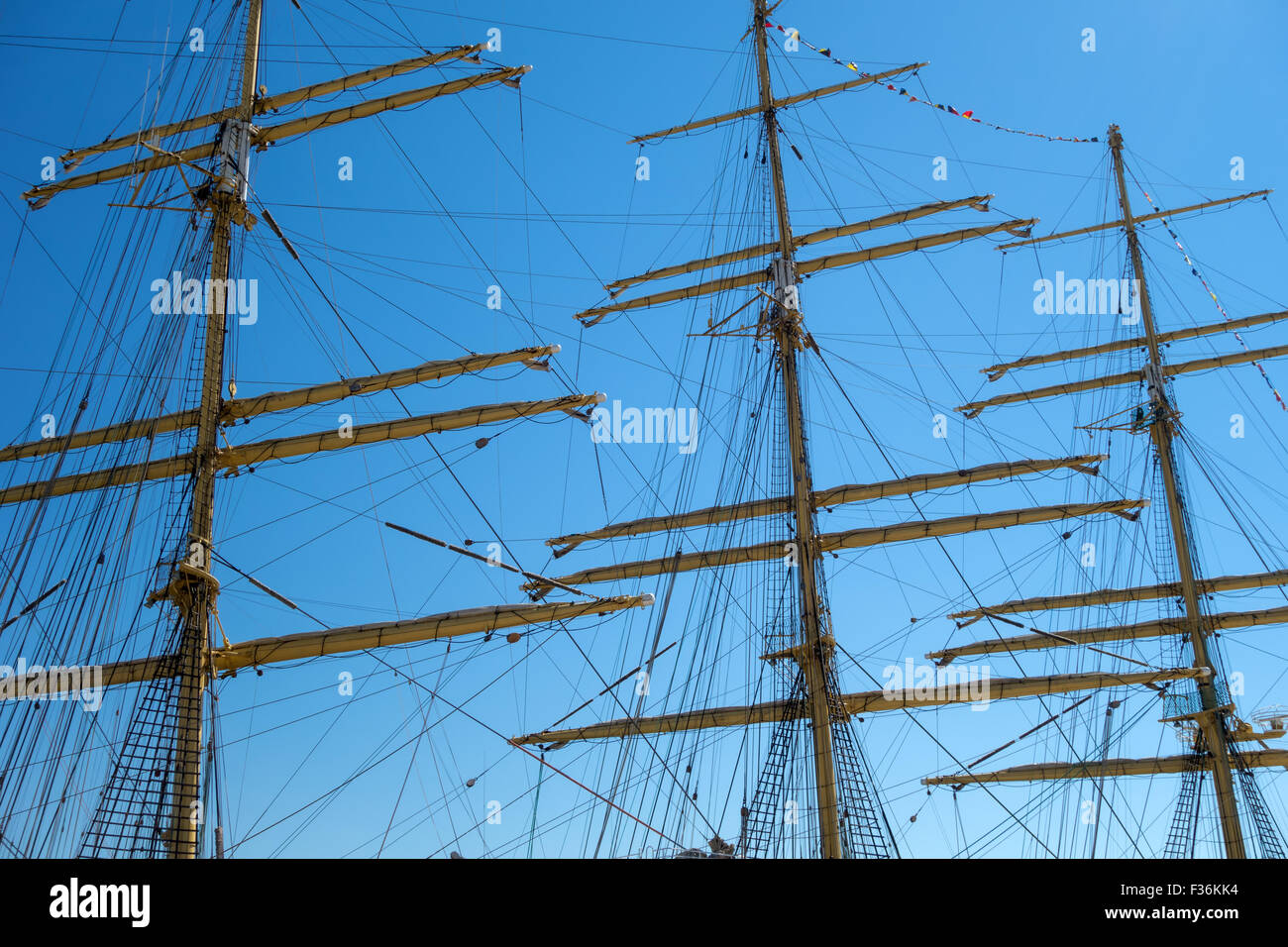 Seaham Rope Line Sea hemp ropes and pulleys Stock Photo - Alamy