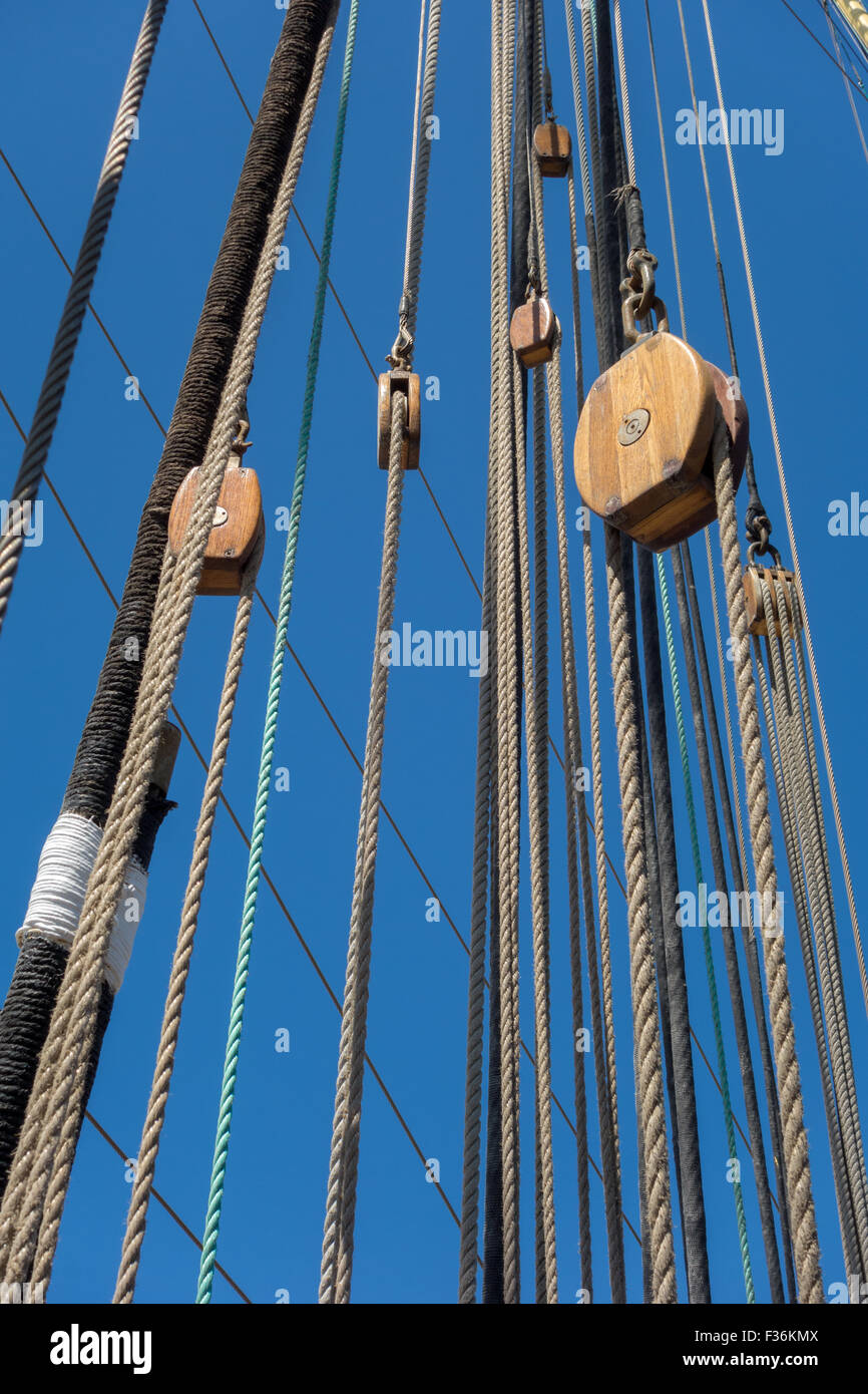 Hemp Ship Ropes Sea hemp ropes and pulleys Stock Photo - Alamy