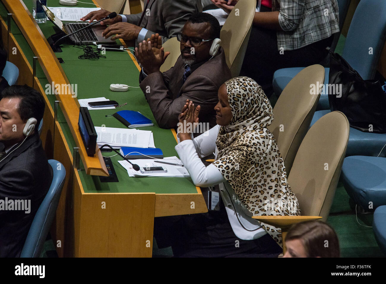 New York, United States. 30th Sep, 2015. Delegates applaud President Abbas' announcement. Palestinian President Mahmoud Abbas spoke at the United Nations General Assembly, announcing that Palestine will no longer abide by the terms of the Oslo Accord. Credit:  Albin Lohr-Jones/Pacific Press/Alamy Live News Stock Photo