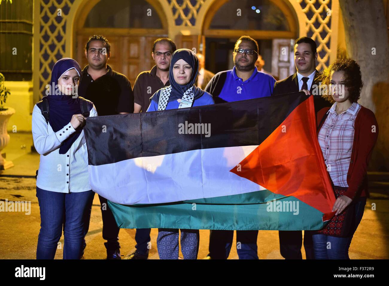 Cairo, Egypt. 16th June, 2014. Egyptians hold Palestinian flag in front of Arab league headquarters coinciding with the Palestinian President Mahmoud Abbas' speech at the United Nations headquarters in New York, in Cairo on September 30, 2015. Earlier in the week the UN General Assembly, by a two-thirds vote, adopted a resolution allowing the flags of Palestine and the Holy See ''both of which have non-member observer status'' to be hoisted alongside those of member states © Amr Sayed/APA Images/ZUMA Wire/Alamy Live News Stock Photo