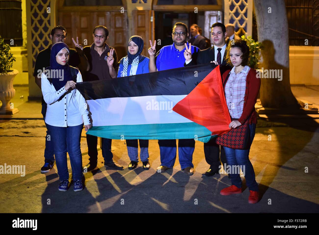 Cairo, Egypt. 16th June, 2014. Egyptians hold Palestinian flag in front of Arab league headquarters coinciding with the Palestinian President Mahmoud Abbas' speech at the United Nations headquarters in New York, in Cairo on September 30, 2015. Earlier in the week the UN General Assembly, by a two-thirds vote, adopted a resolution allowing the flags of Palestine and the Holy See ''both of which have non-member observer status'' to be hoisted alongside those of member states © Amr Sayed/APA Images/ZUMA Wire/Alamy Live News Stock Photo