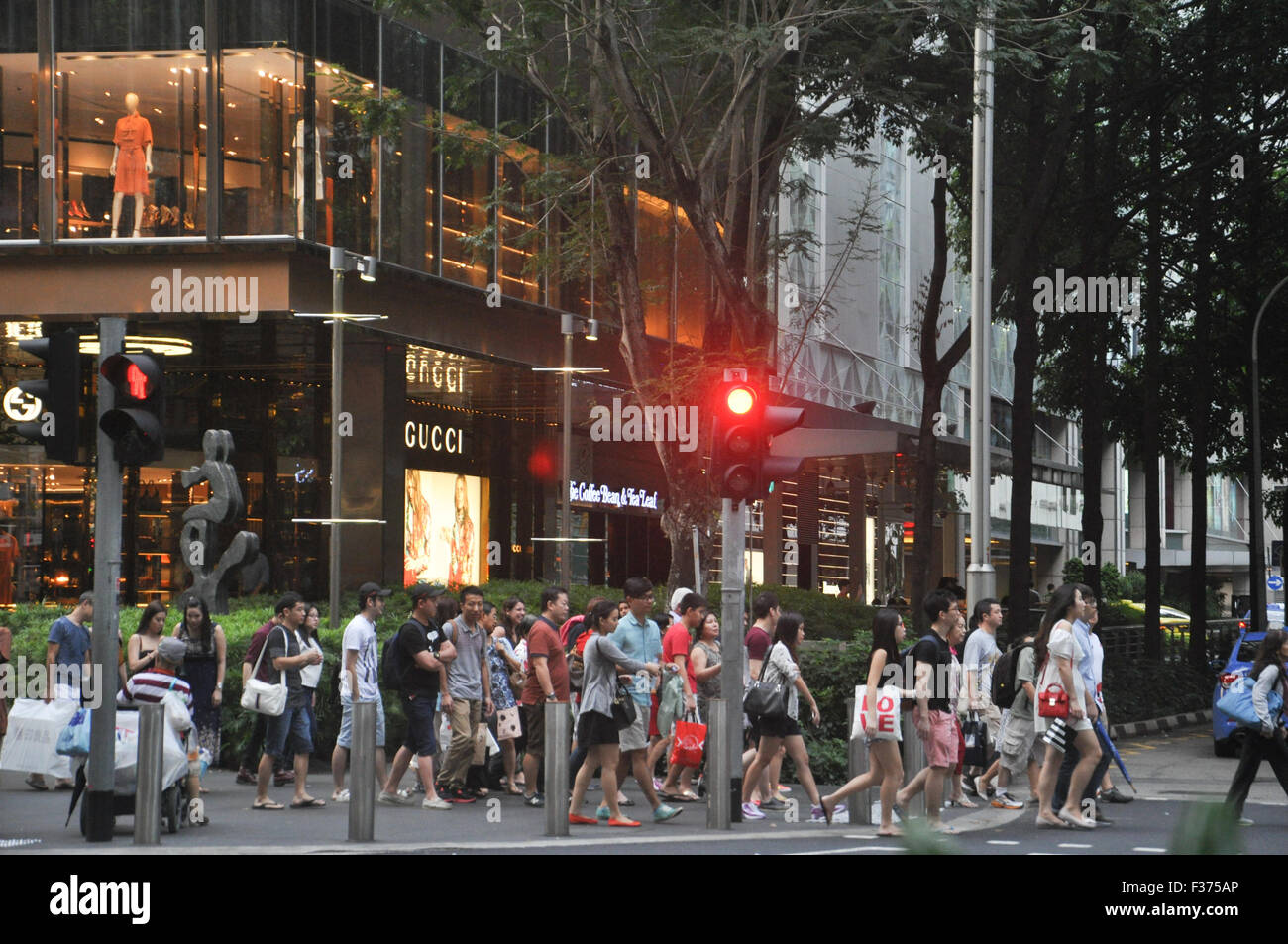 Crowd people crossing orchard road hi-res stock photography and images ...