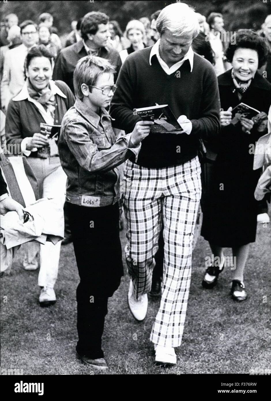 1977 - ''King of golfers'' jack Nicklaus in Germany : For weeks the main topic among almost 5000 golfers has been the appearance of Jack Nicklaus at the golf- course in Hoisbuttl/hamburg. called ''The best golfer that the world has ever seen'' by the American sports magazine sports illustrated, the 37-year-old American of German origin will play against three champion in a demonstration match. according to ''who's who'' Nicklaus ranks among the 20 best - known men of present times and has been a professional golfer for 15 years, winning so far more then 3 million dollar in tournaments. Just fo Stock Photo
