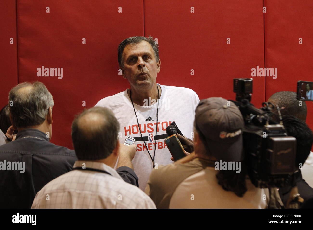 Houston, USA. 30th September, 2015. Houston Rockets head coach Kevin McHale talks to media after a training in Houston, the United States, Oct. 1, 2015. Credit:  Song Qiong/Xinhua/Alamy Live News Stock Photo
