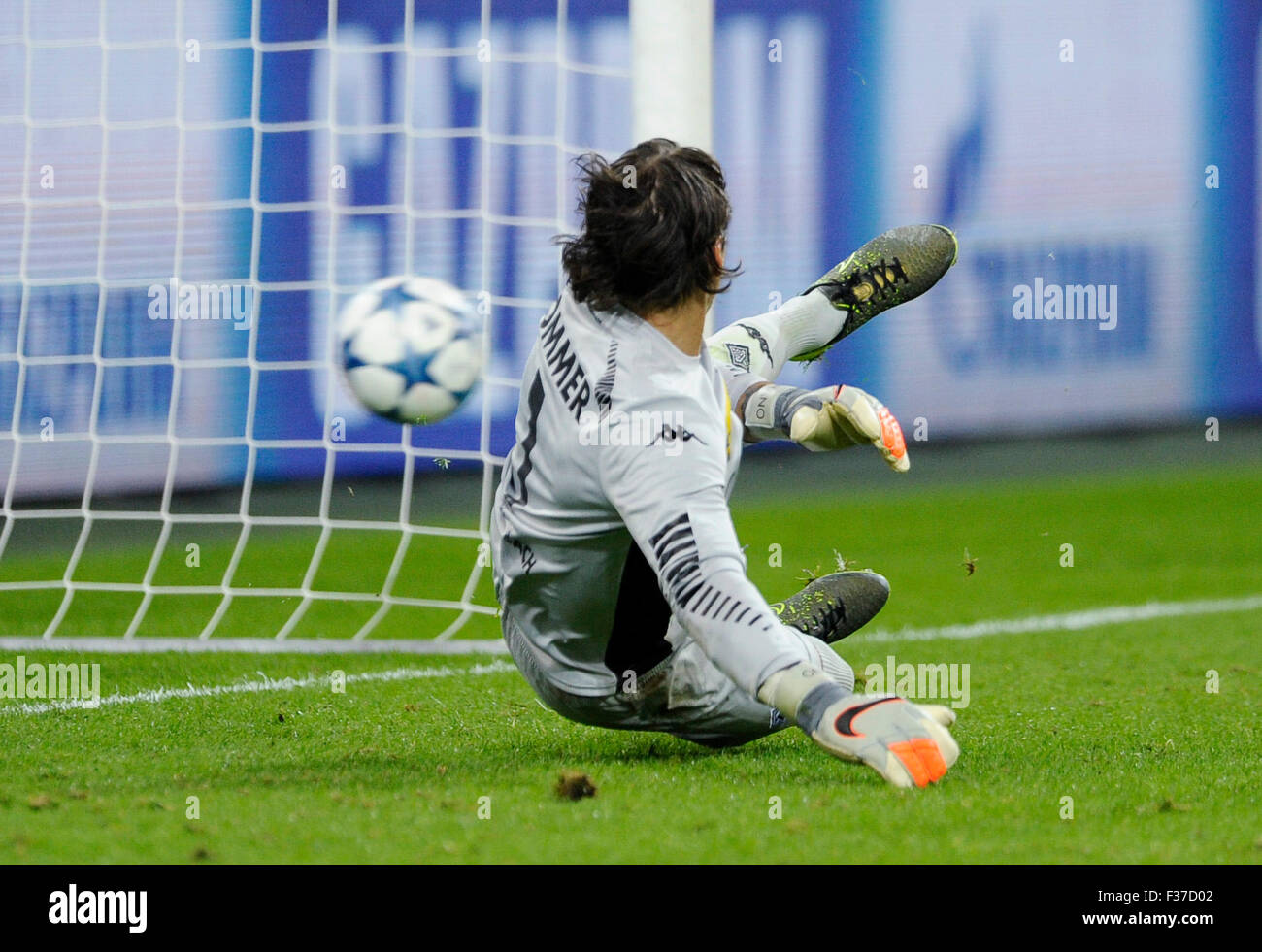 Moenchengladbach, Germany. 30th Sep, 2015. UEFA Champions League, 2015/16, prliminary round, 2nd matchday, Borussia Monchengladbach (Moenchengladbach, Gladbach) vs. Manchester City  1:2 ---- goalkeeper Yann Sommer (Gladbach) watches as the ball enters his goal Credit:  kolvenbach/Alamy Live News Stock Photo