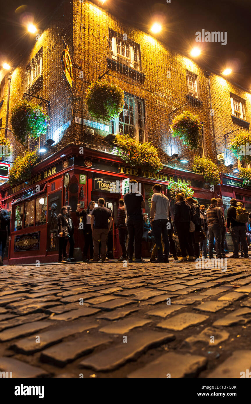 Temple Bar pub at night, Dublin, Ireland Stock Photo