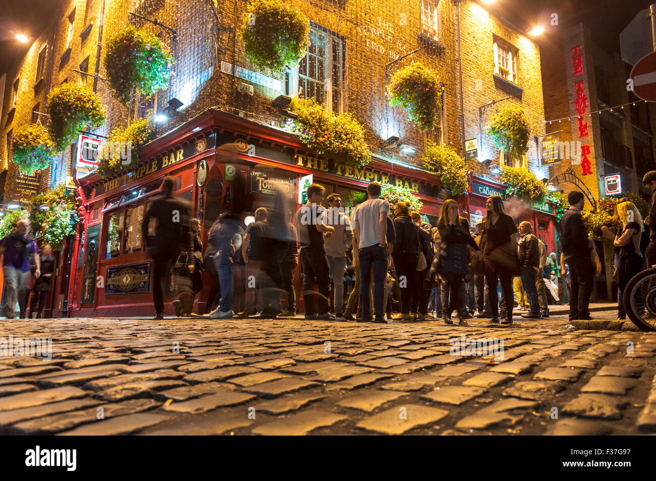Temple Bar pub at night, Dublin, Ireland Stock Photo