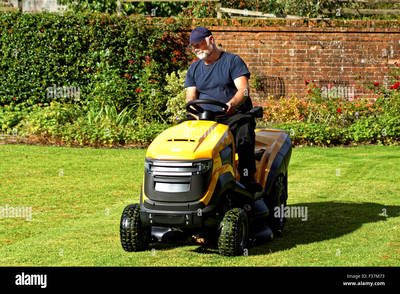 Ride on grass cutting machine new arrivals