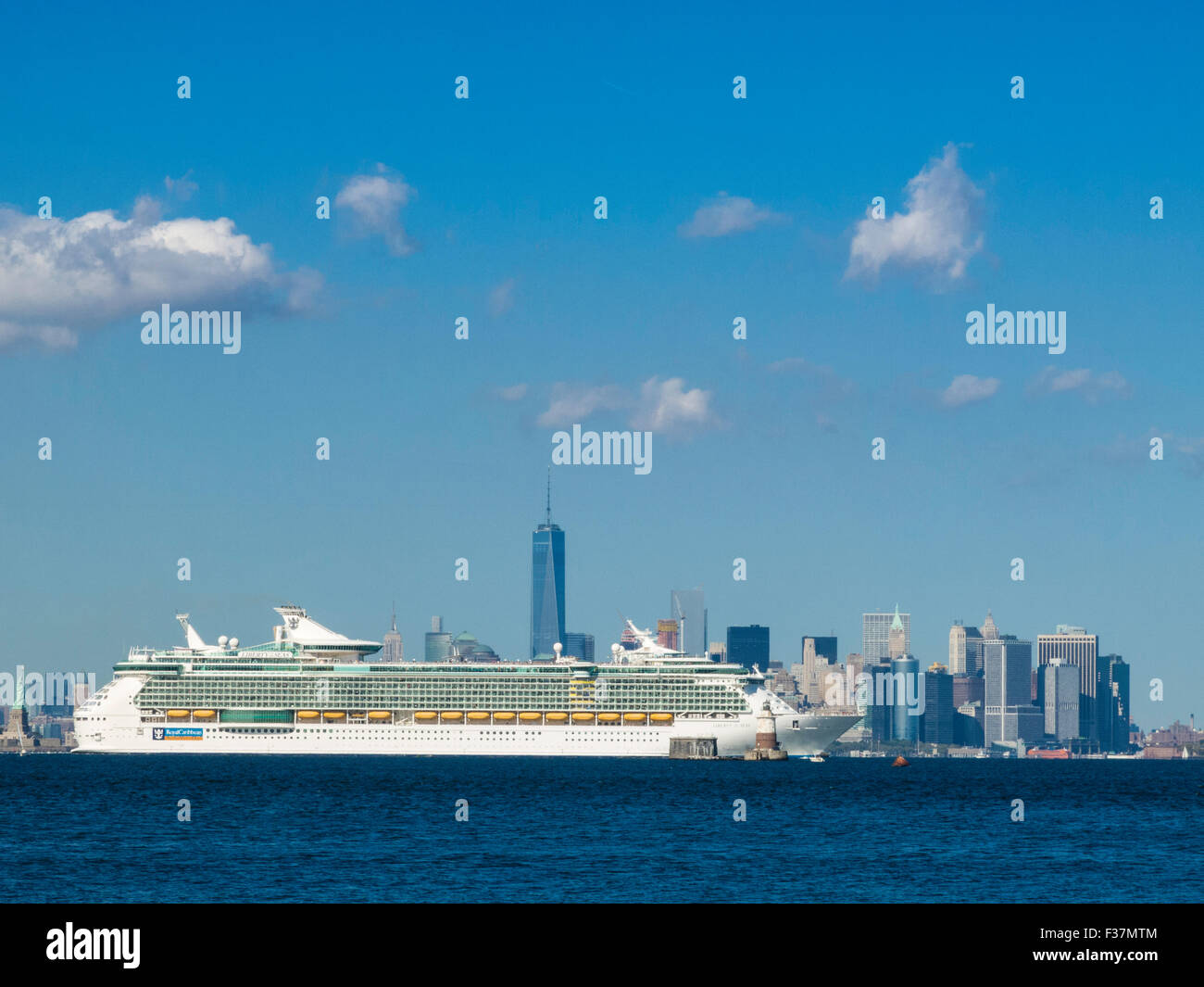 Nyc skyline cruise hi-res stock photography and images - Alamy