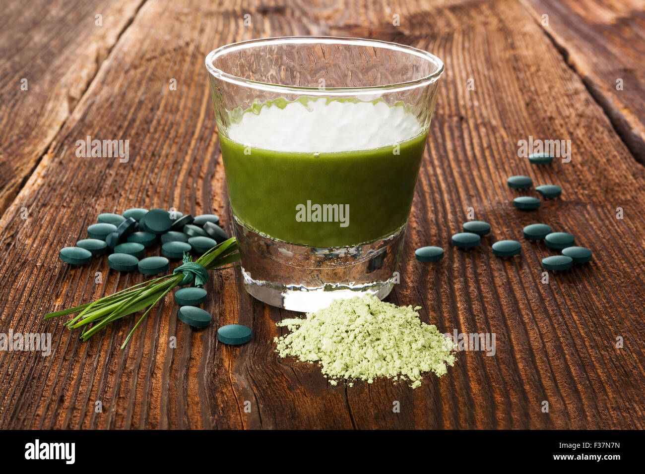 Spirulina, chlorella, barley and wheatgrass. Green supplement, superfood detox Stock Photo Alamy