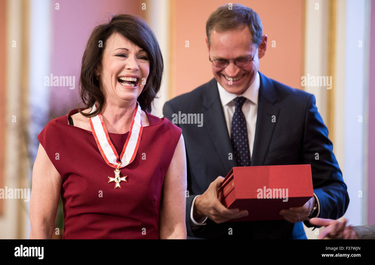 Berlin, Germany. 01st Oct, 2015. German actress Iris Berben receives the Berlin state order medal from Berlin's Governing Mayor Michael Mueller (R) at the Red City Hall in Berlin, Germany, 01 October 2015. Individuals who have made significant contributions to the city of Berlin are presented with this medal. Photo: MICHAEL KAPPELER/dpa/Alamy Live News Stock Photo