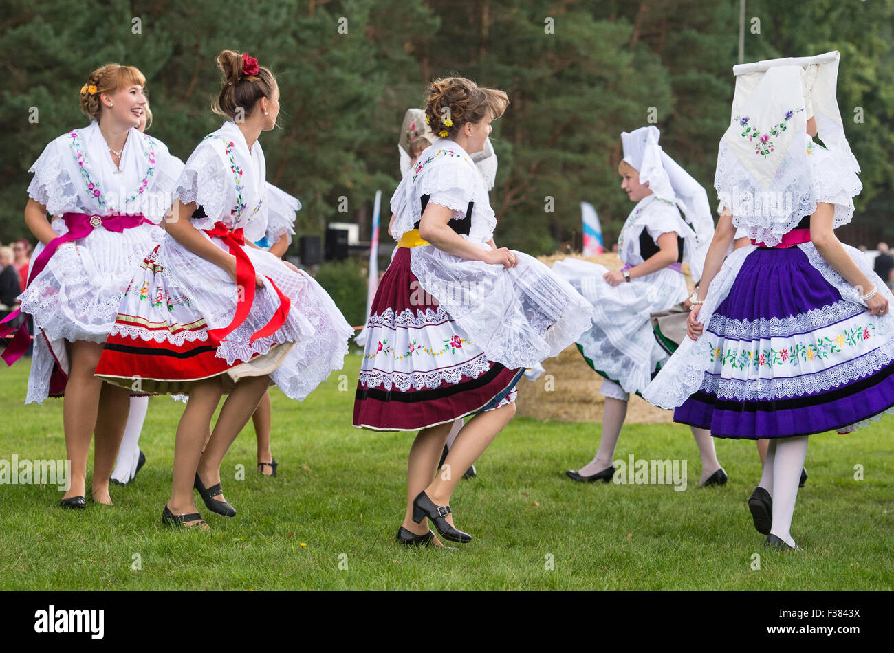 Sielow, Germany. 26th Sep, 2015. Women wearing traditional Sorbian ...