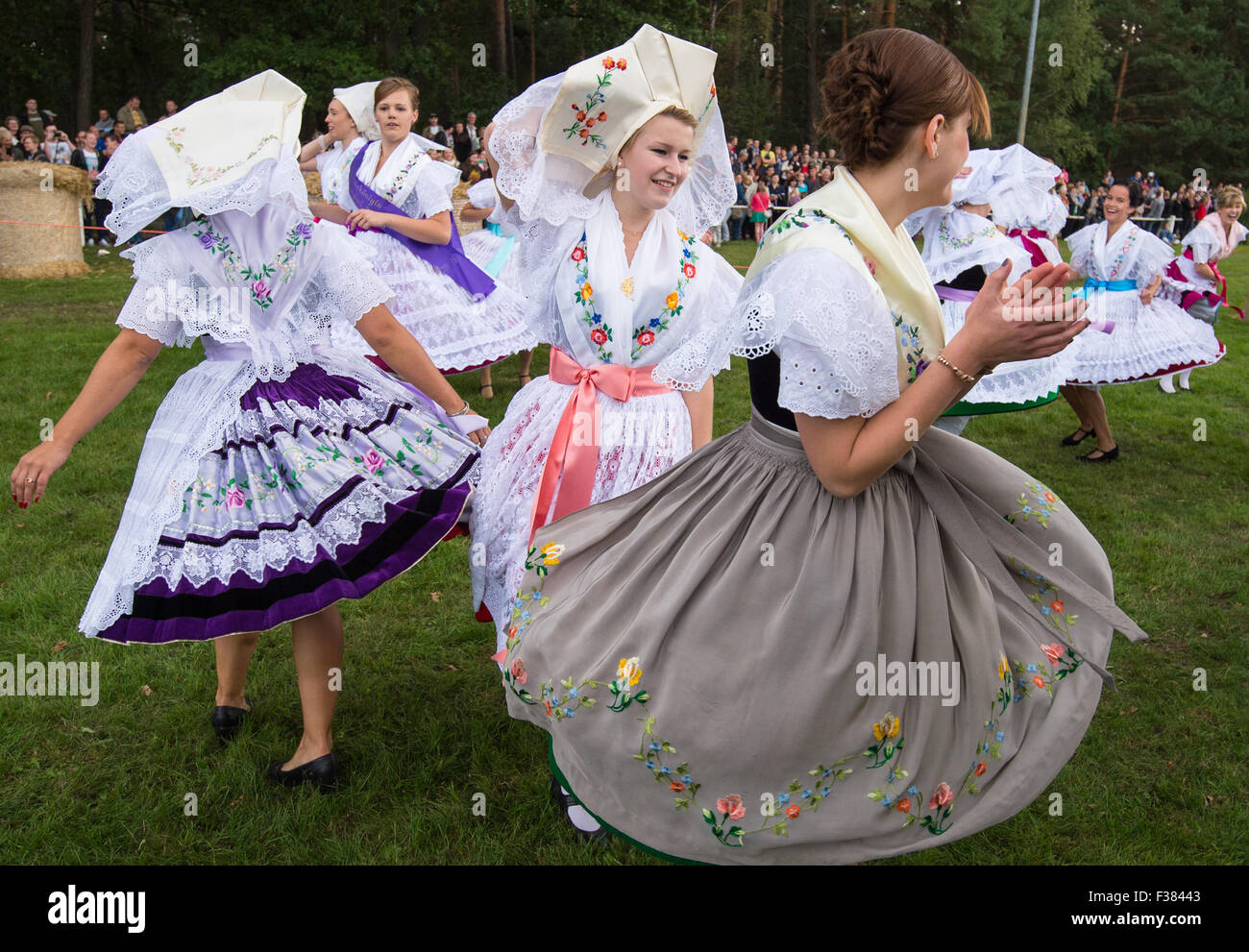 Sielow, Germany. 26th Sep, 2015. Women wearing traditional Sorbian
