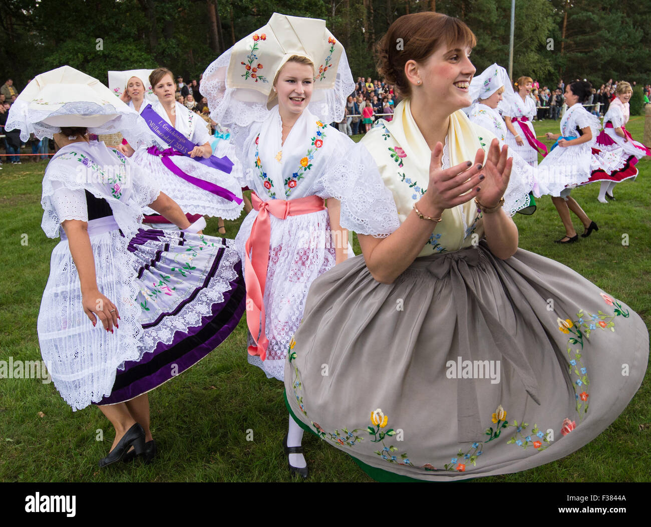 Sielow, Germany. 26th Sep, 2015. Women wearing traditional Sorbian