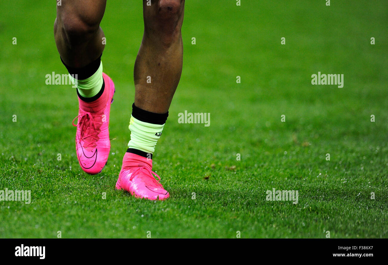 Moenchengladbach, Germany. 30th September, 2015. UEFA Champions League,  2015/16, prliminary round, 2nd matchday, Borussia Monchengladbach ( Moenchengladbach, Gladbach) vs. Manchester City ----pink Nike Mercurial  football boots Credit: kolvenbach/Alamy ...