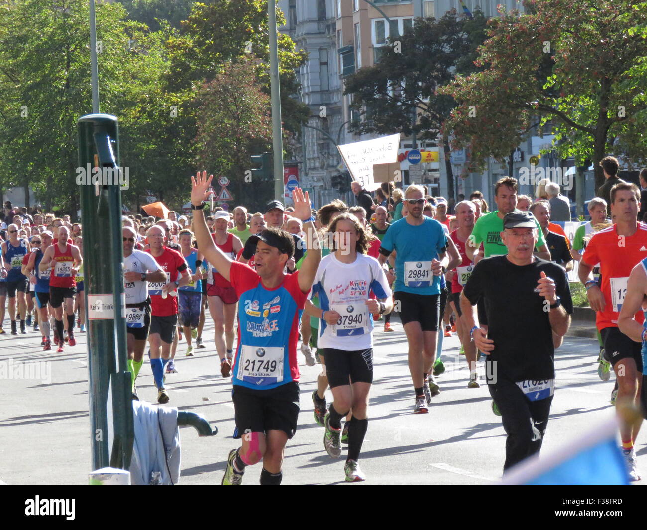 https://c8.alamy.com/comp/F38FRD/berlin-marathon-2015-20150928-thousands-of-athletes-running-F38FRD.jpg
