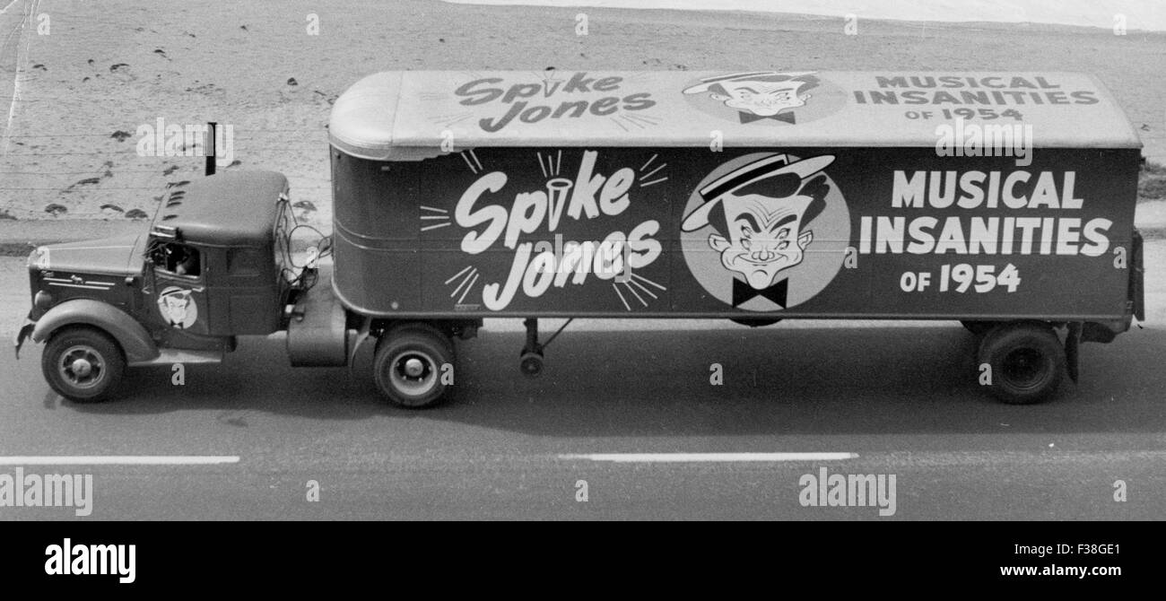 SPIKE JONES (1911-1965) US bandleader. The groups transport on the move in 1954 Stock Photo