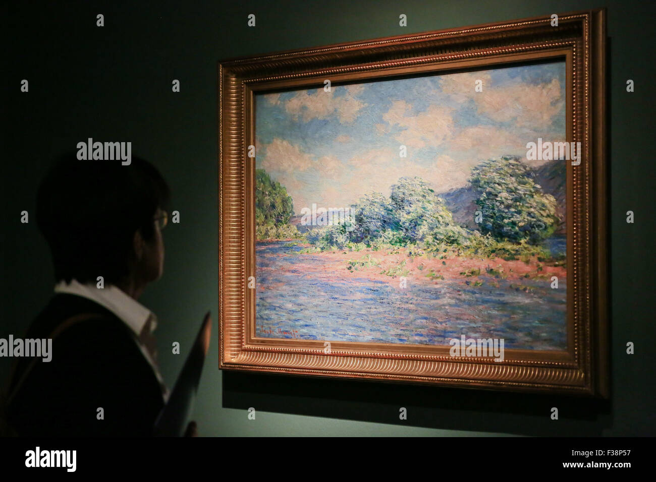 Turin, Italy. 01st Oct, 2015. A visitor looking at the painting of Claude Monet. From 2 October to 31 January 2016 at the Gallery of Modern Art, the forty masterpieces, and including the five unreleased in Italy works of the French impressionist painter Claude Monet, who is considered the 'Father art Movement', will be exhibited. © Elena Aquila/Pacific Press/Alamy Live News Stock Photo