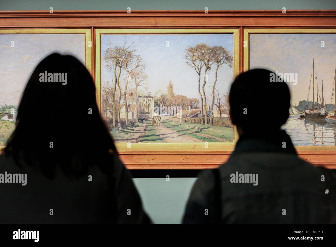 Turin, Italy. 01st Oct, 2015. A visitors look at the painting of Claude Monet. From 2 October to 31 January 2016 at the Gallery of Modern Art, the forty masterpieces, and including the five unreleased in Italy works of the French impressionist painter Claude Monet, who is considered the 'Father art Movement', will be exhibited. © Elena Aquila/Pacific Press/Alamy Live News Stock Photo