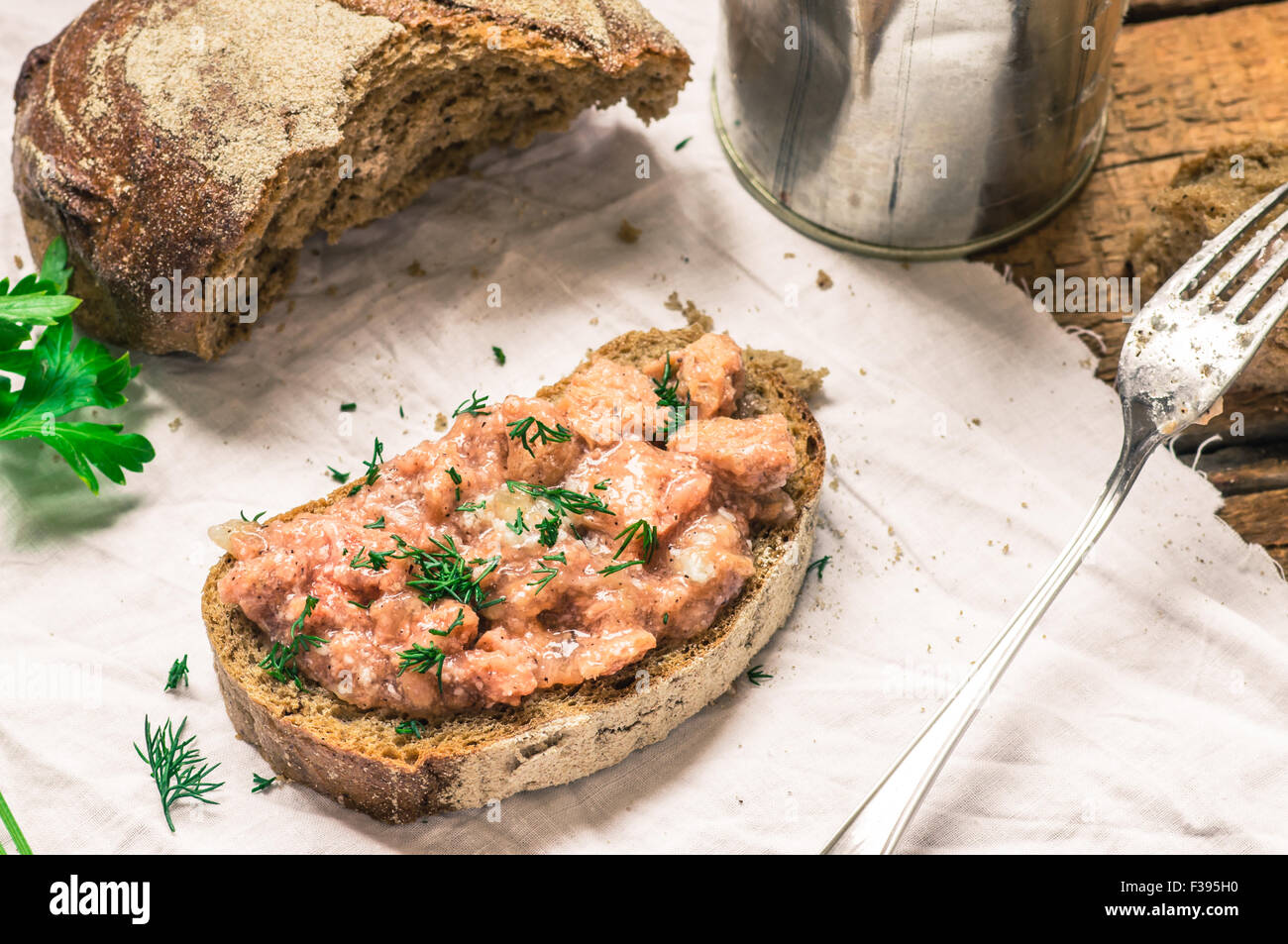 Canned beef stew in rustic style sandwich Stock Photo Alamy
