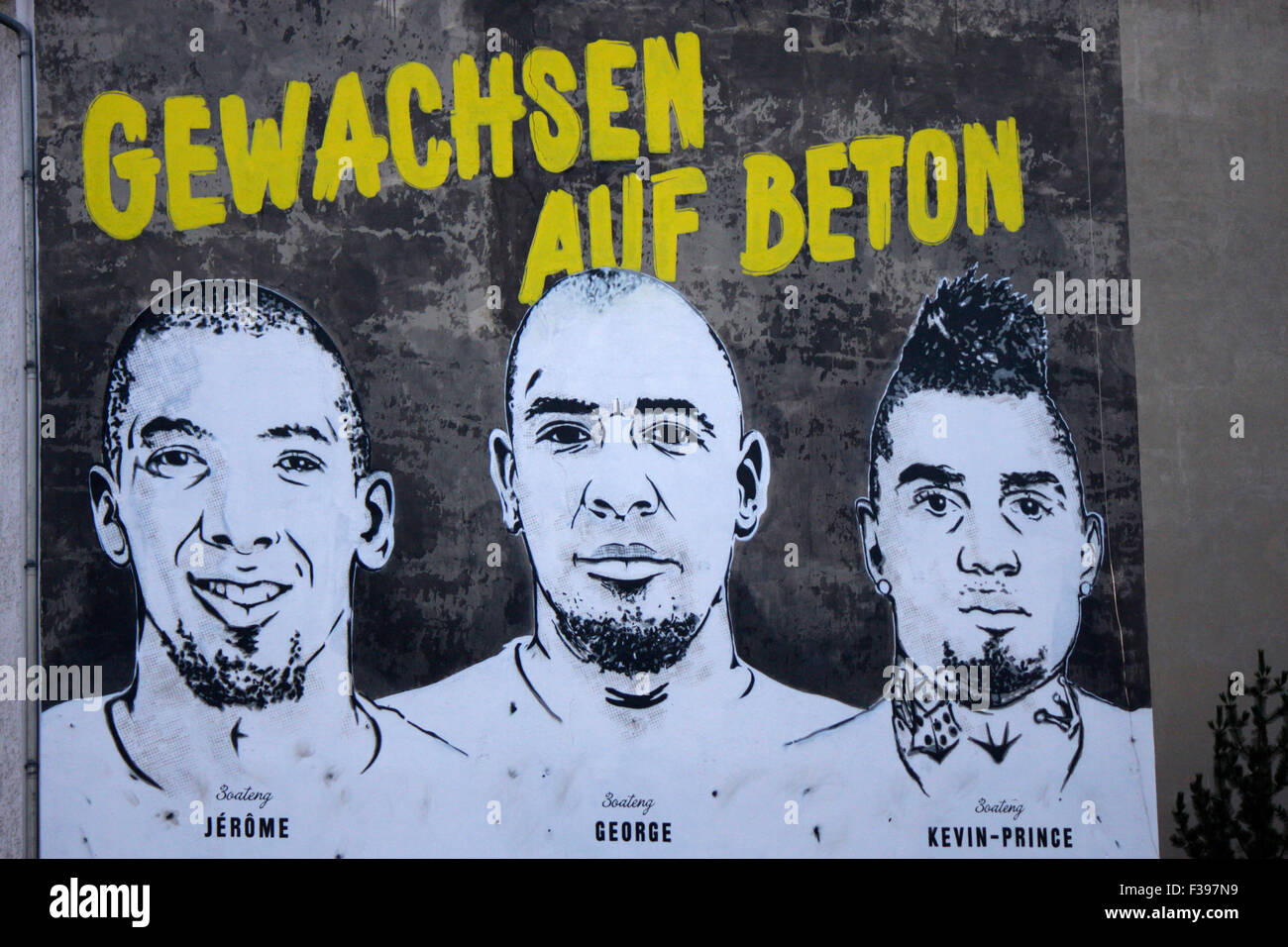 'Gewachsen auf Beton': gemalte Portrait der Brueder Jerome Boateng, George Boateng und Kevin-Prince Boateng an einer Strasseneck Stock Photo