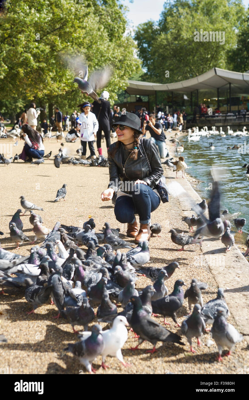 Hyde Park London, Hyde Park Serpentine, tourists feeding the London wildlife. Stock Photo