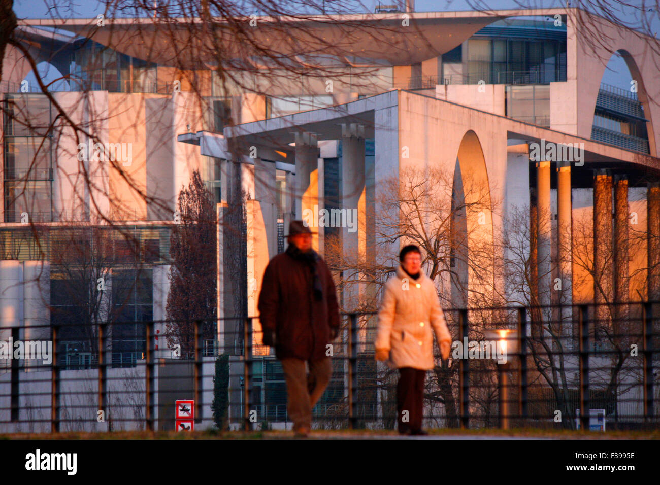 Spaziergaenger, Bundeskanzleramt, Berlin-Tiergarten. Stock Photo